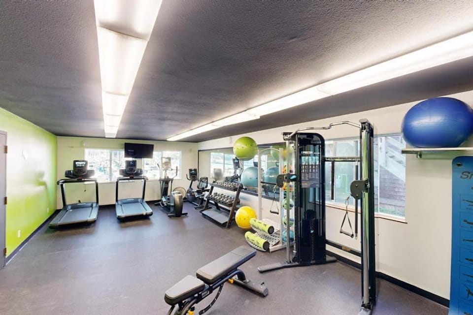 Waterfront condo with bay views & shared gym - dog-friendly House in Newport