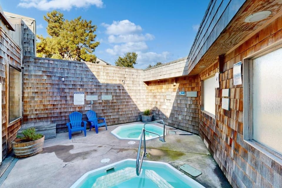 Waterfront condo with bay views & shared gym - dog-friendly House in Newport