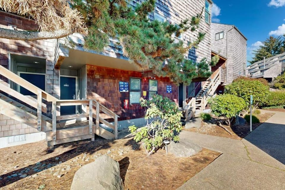 Waterfront condo with bay views & shared gym - dog-friendly House in Newport