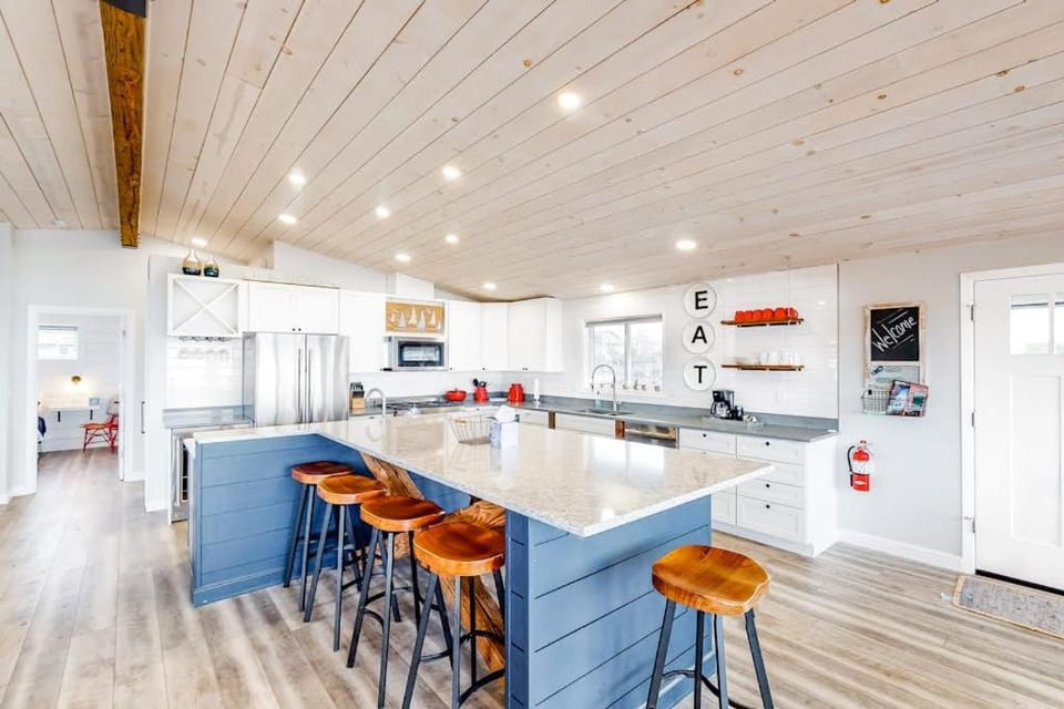 Dreamy Coastal Gem Near the Beach with Ocean View Game Room & a Private Hot Tub House in Newport
