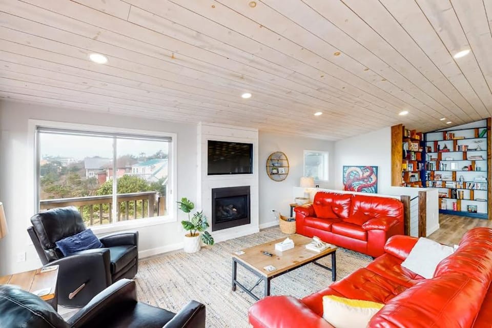 Dreamy Coastal Gem Near the Beach with Ocean View Game Room & a Private Hot Tub House in Newport