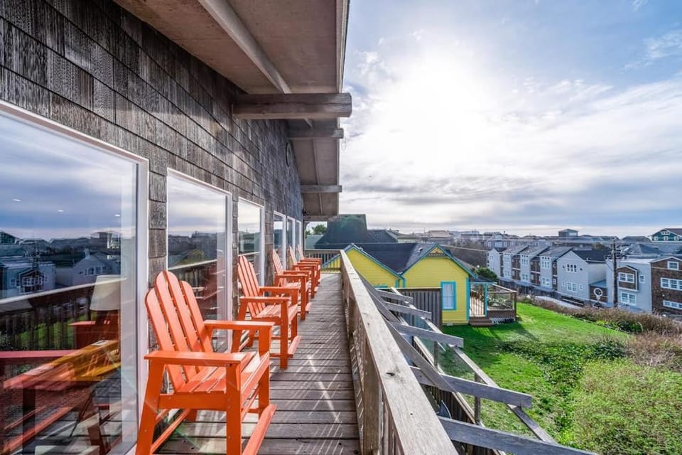 Dreamy Coastal Gem Near the Beach with Ocean View Game Room & a Private Hot Tub House in Newport