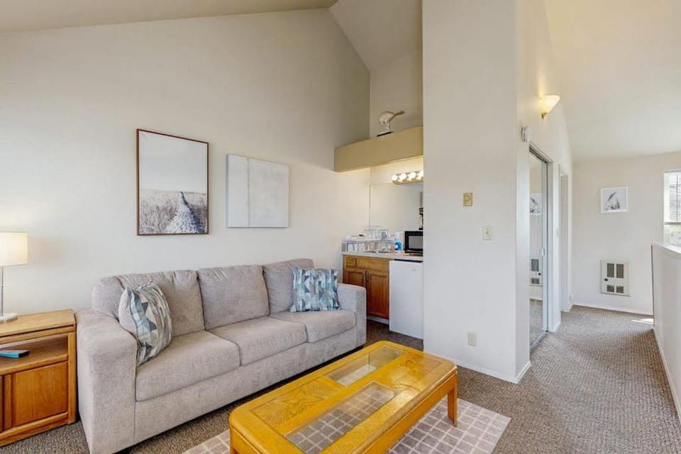 Ideal getaway on the water with private balcony cozy layout and free WiFi House in Newport