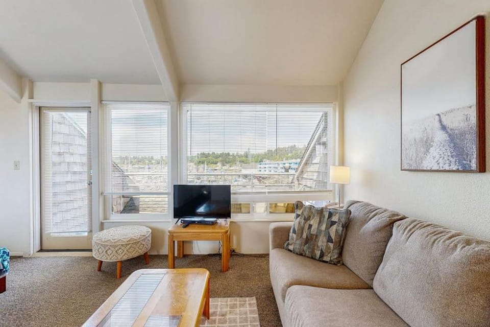Ideal getaway on the water with private balcony cozy layout and free WiFi House in Newport