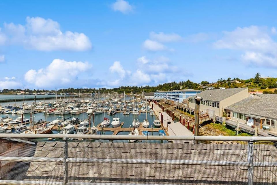 Ideal getaway on the water with private balcony cozy layout and free WiFi House in Newport