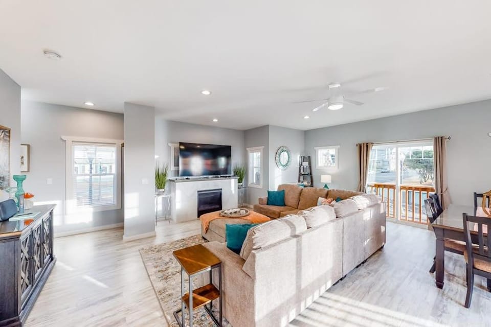 Coastal gem near the beach with spacious layout - walk to dining & shops House in Newport