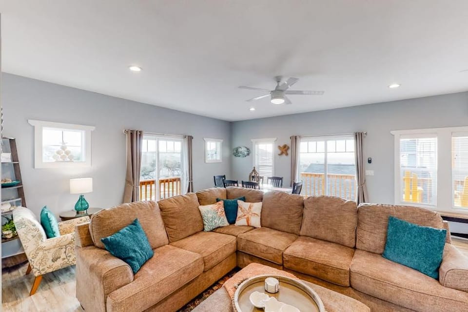Coastal gem near the beach with spacious layout - walk to dining & shops House in Newport