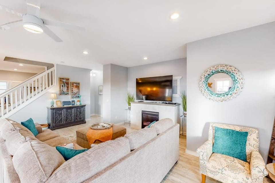 Coastal gem near the beach with spacious layout - walk to dining & shops House in Newport