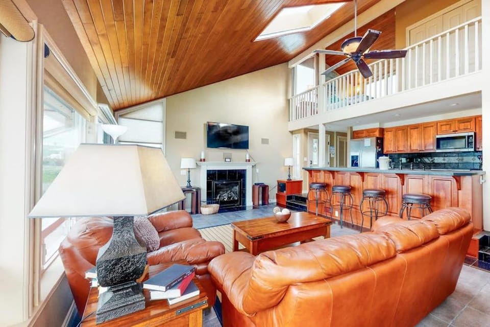 Oceanfront Home with Private Hot Tub Ocean Views Fireplace & Beach Access Path House in Newport