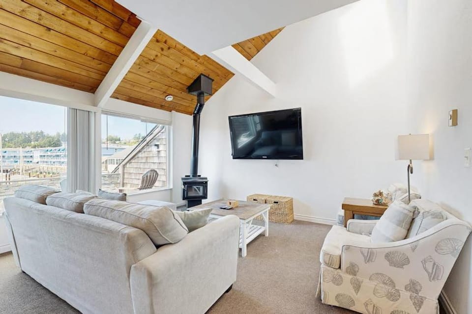 Second Floor Condo with Marina View High-Speed WiFi Water View and Balcony House in Newport
