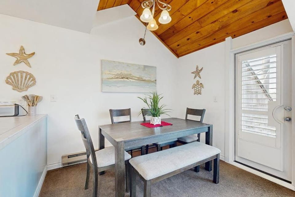 Second Floor Condo with Marina View High-Speed WiFi Water View and Balcony House in Newport