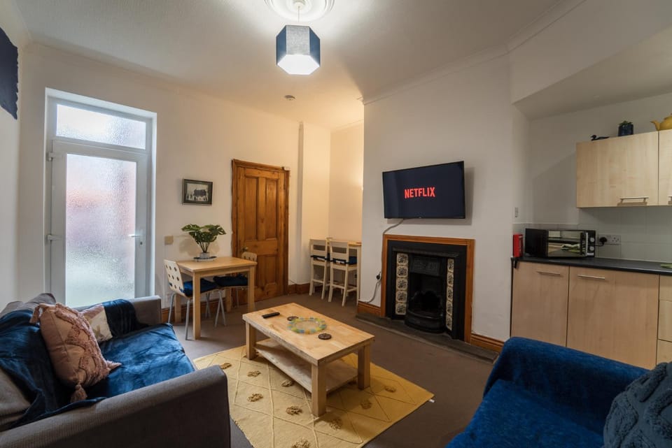 TV and multimedia, Living room, Seating area, Dining area