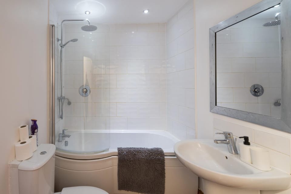 Shower, Toilet, Bathroom, Bath, towels