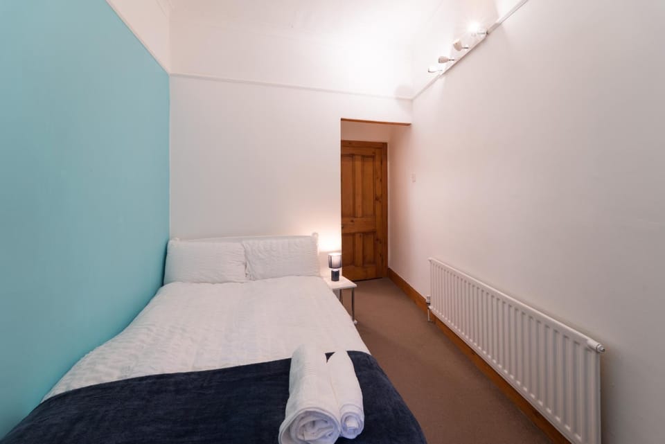 Bed, Photo of the whole room, Bedroom, internet, towels