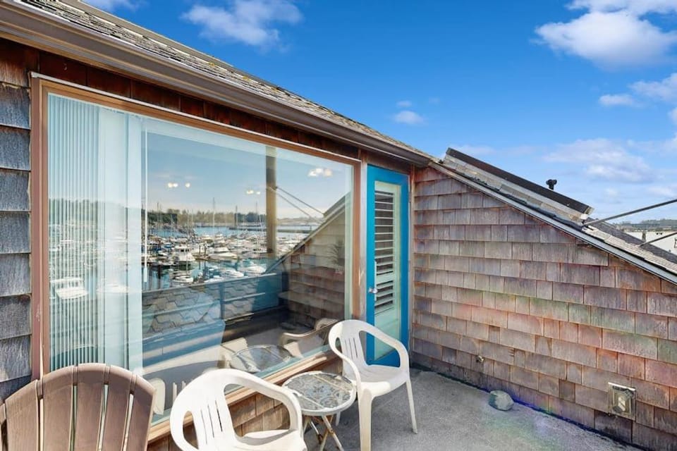 Delightful Harbor Perch Near Town with Shared pool & hot tub & Private Balcony House in Newport