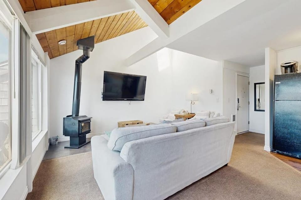 Delightful Harbor Perch Near Town with Shared pool & hot tub & Private Balcony House in Newport