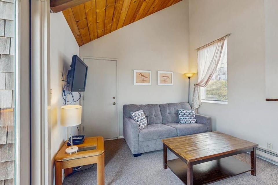 Family-Friendly Waterfront Studio with High-Speed WiFi Marina View & Kitchenette Inn in Newport