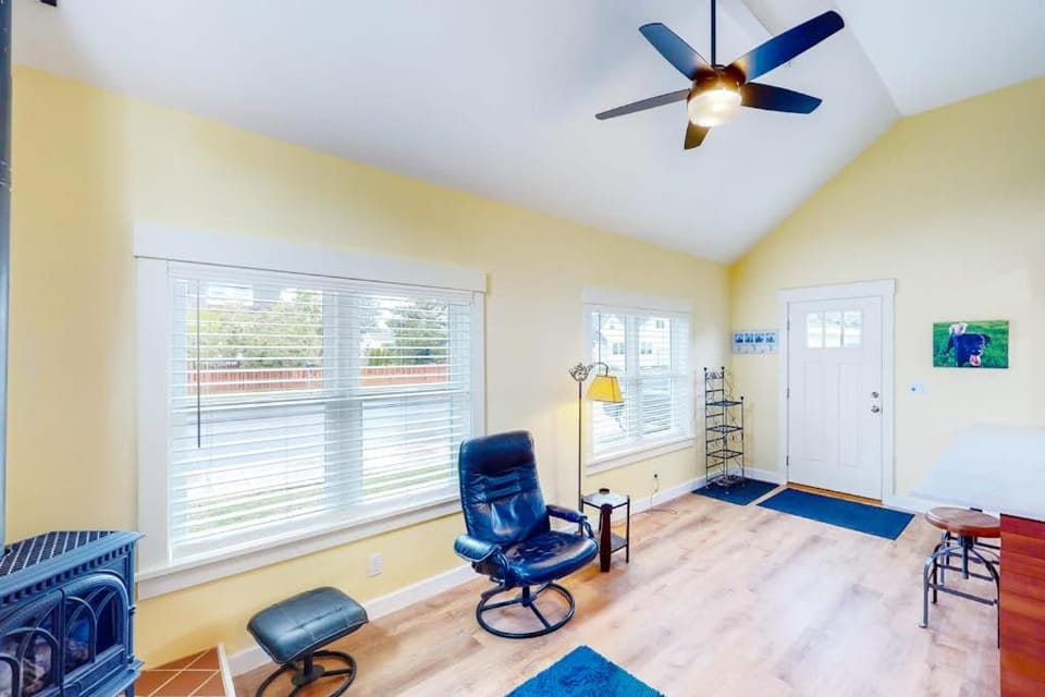 Seaside cottage with deck washer&dryer full kitchen & great location House in Newport