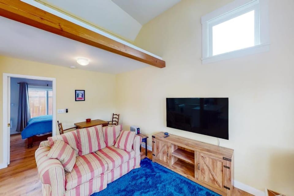 Seaside cottage with deck washer&dryer full kitchen & great location House in Newport