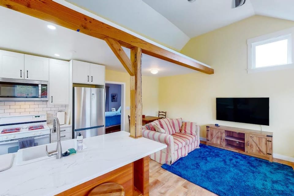 Seaside cottage with deck washer&dryer full kitchen & great location House in Newport