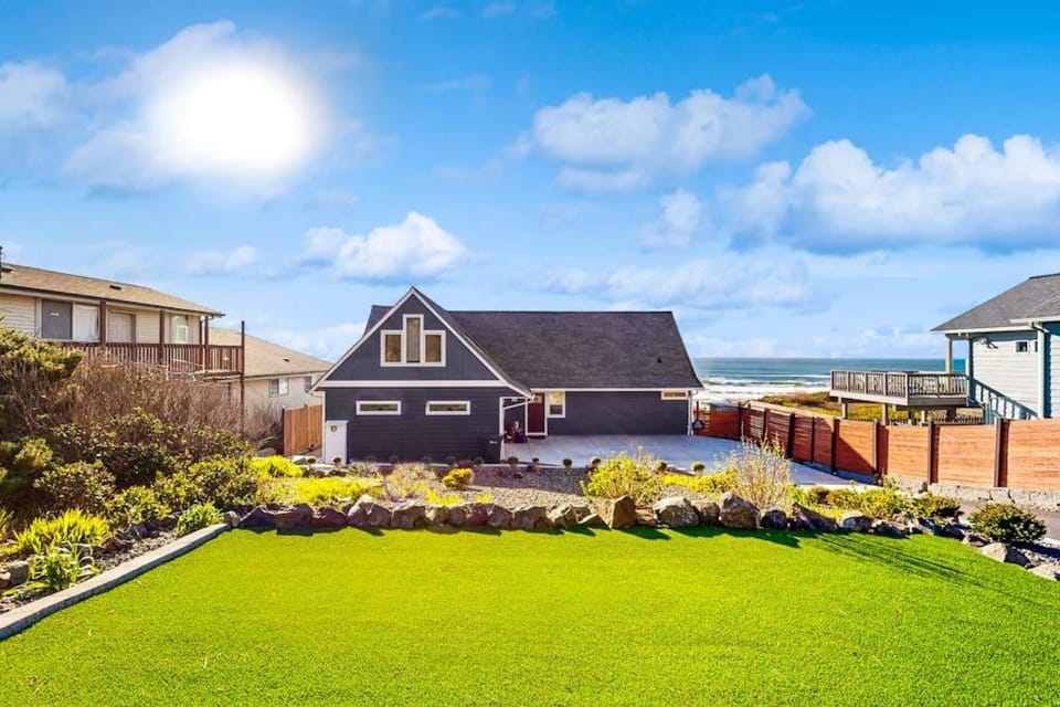 Oceanfront home with incredible Pacific view private hot tub deck grill & W&D House in Newport