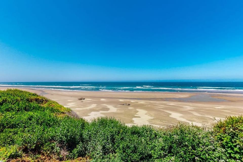 Oceanfront home with incredible Pacific view private hot tub deck grill & W&D House in Newport