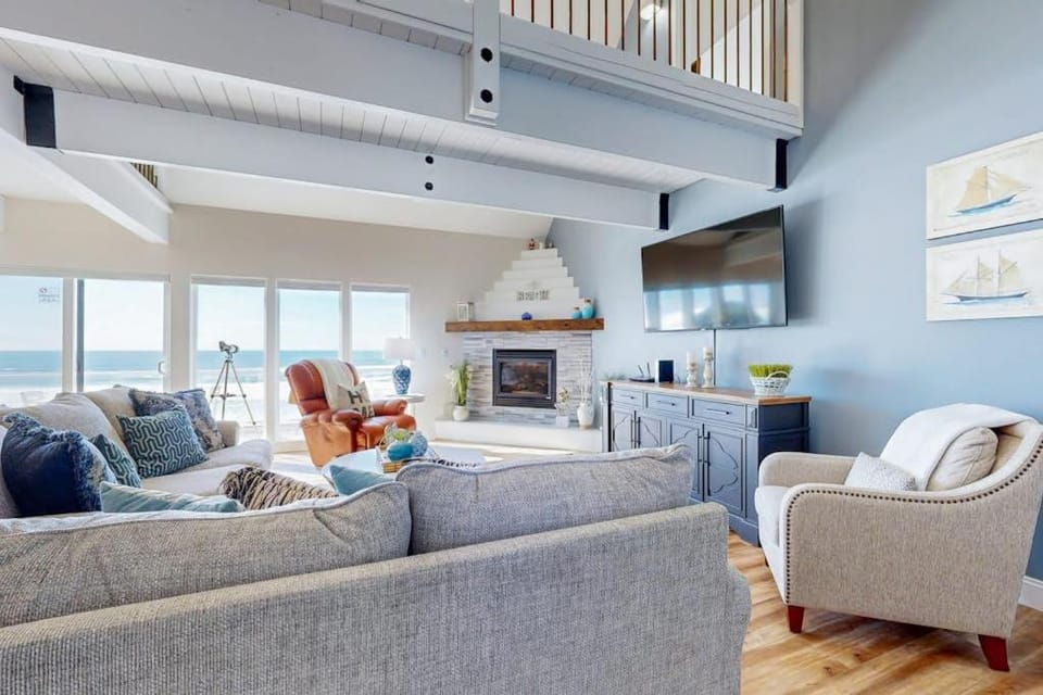 Oceanfront home with incredible Pacific view private hot tub deck grill & W&D House in Newport