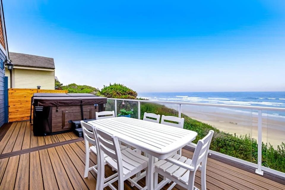 Oceanfront home with incredible Pacific view private hot tub deck grill & W&D House in Newport