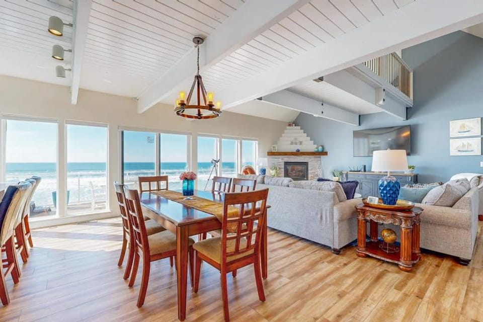 Oceanfront home with incredible Pacific view private hot tub deck grill & W&D House in Newport