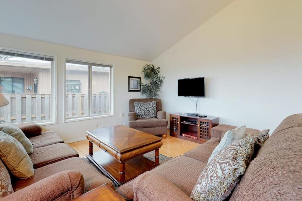 Oceanview Home with Beautiful Deck & Private Playground - Blocks to the Beach House in Newport