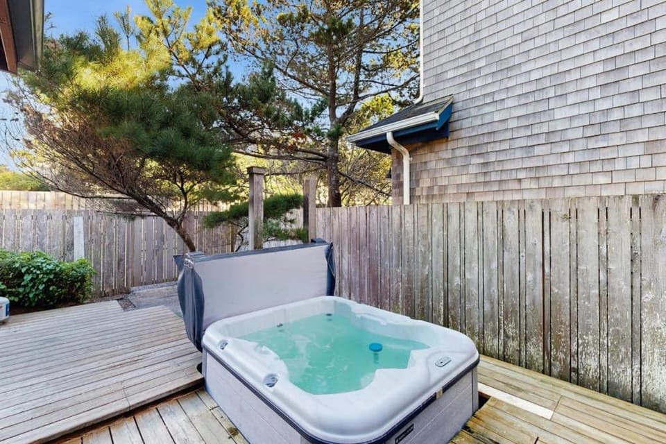 Ocean view homes with hot tubs enclosed yard fireplace - 1 block to the beach House in Newport