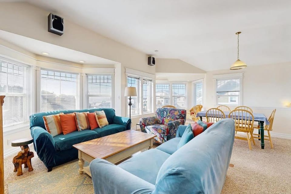 3 stunning water-view homes 1 block from beach with new hot tub-walk to Coast St House in Newport