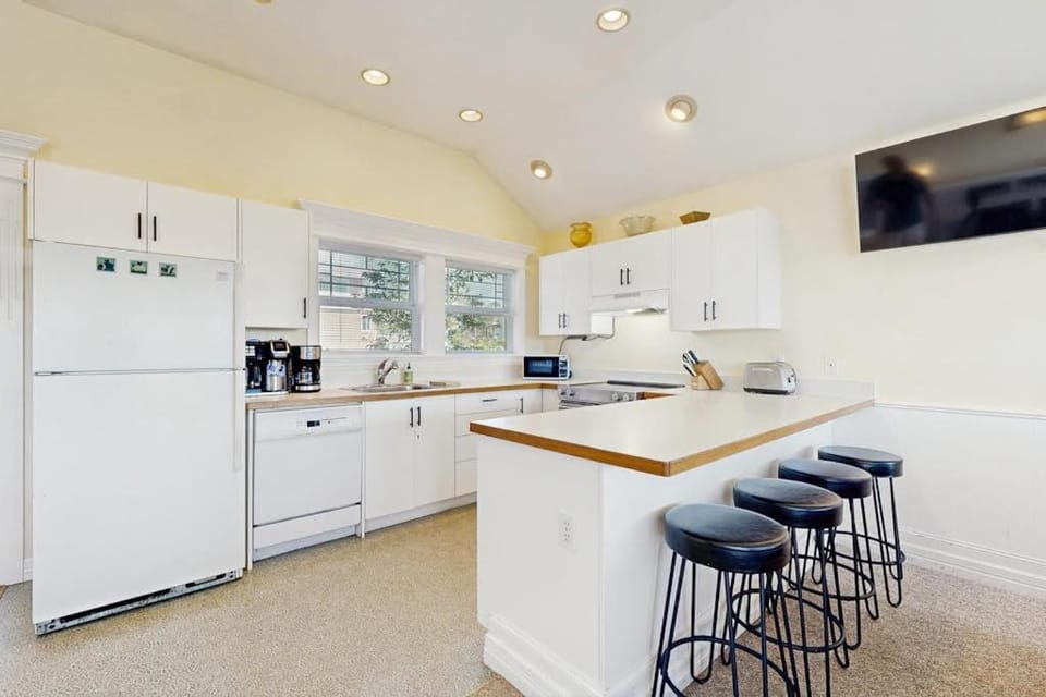 Gorgeous beach house with hot tub enclosed yard & fireplace - 1 block to beach House in Newport