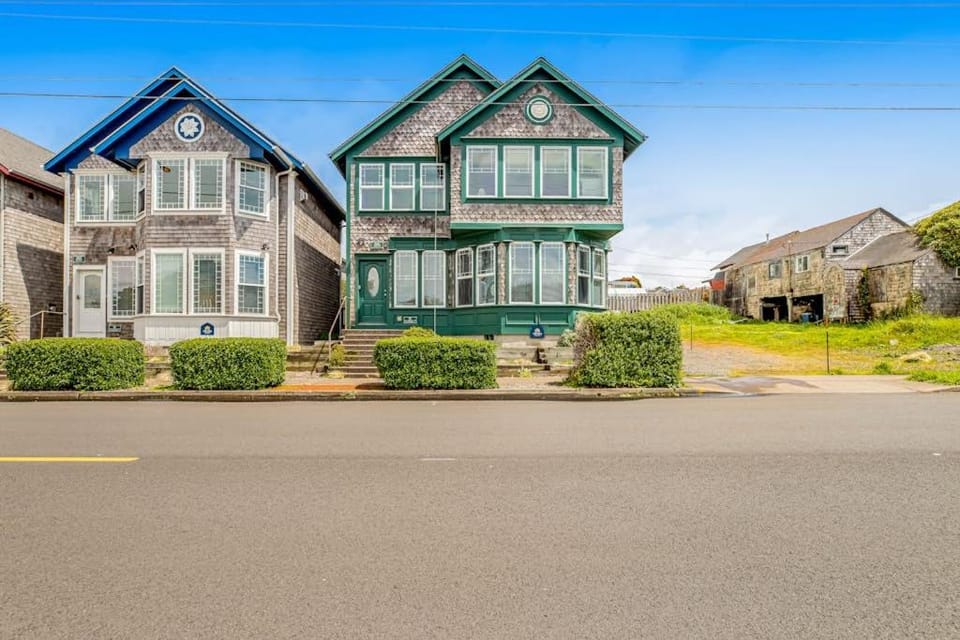 Gorgeous beach house with hot tub enclosed yard & fireplace - 1 block to beach House in Newport