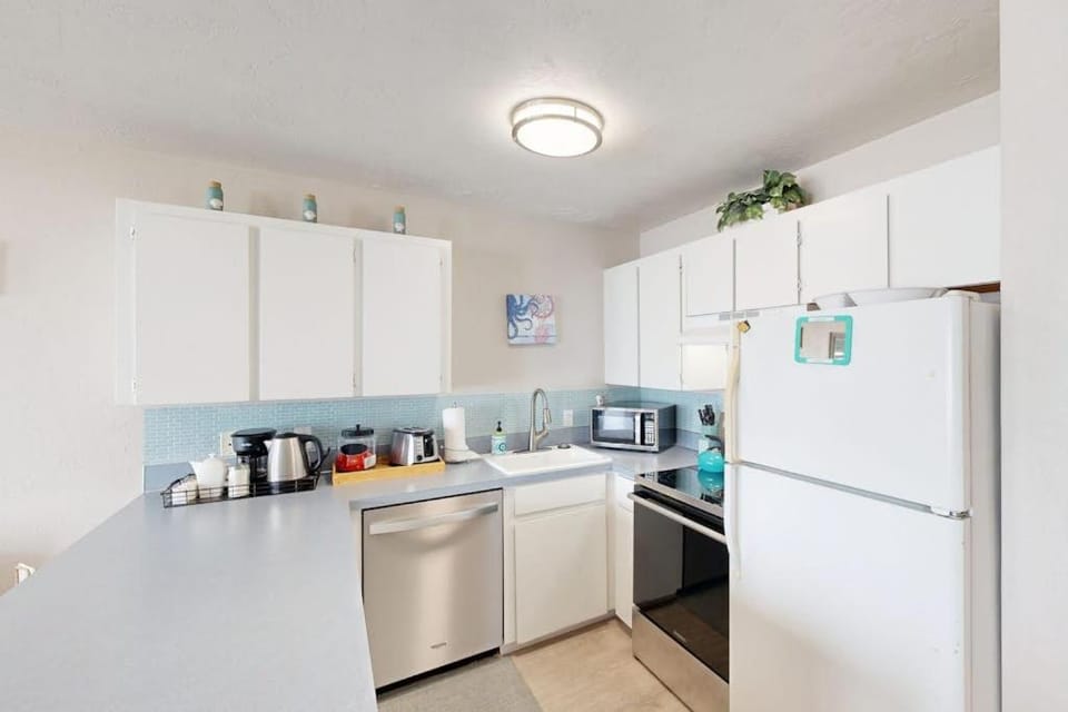 Stylish Escape with Shared Pool Direct Beach Access Private Balcony & Ocean View House in Newport