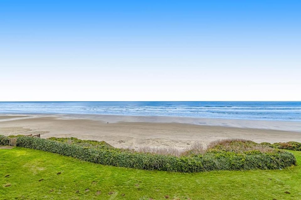 Stylish Escape with Shared Pool Direct Beach Access Private Balcony & Ocean View House in Newport