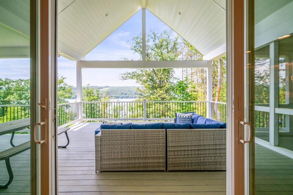 NEW Build Keuka Lakefront Sleeps 16 DockKayak House in Keuka Lake