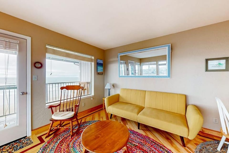 Oceanfront Nye Beach condo with gorgeous corner view & beach access House in Newport