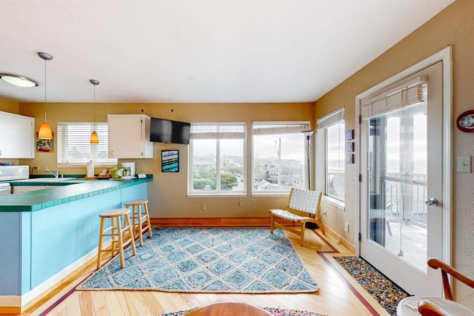 Oceanfront Nye Beach condo with gorgeous corner view & beach access House in Newport