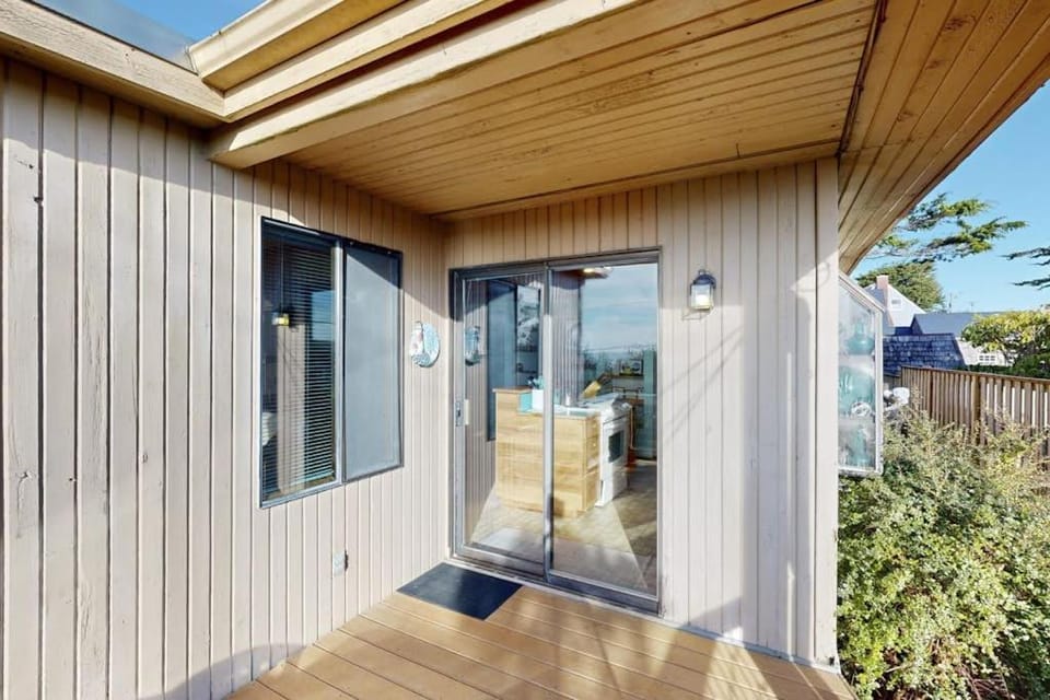 Adorable Dog-Friendly Home in Historic Deco District - Short Walk to Beach House in Newport