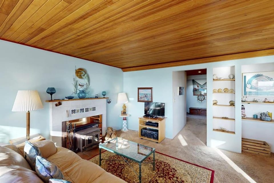 Adorable Dog-Friendly Home in Historic Deco District - Short Walk to Beach House in Newport