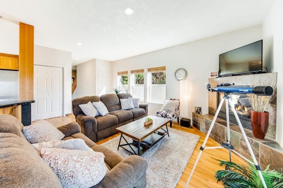 Beautiful Home with Ocean and Yaquina Lighthouse Views - Walk to the Beach House in Newport
