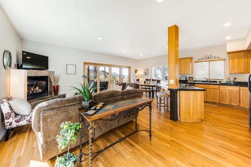 Beautiful Home with Ocean and Yaquina Lighthouse Views - Walk to the Beach House in Newport