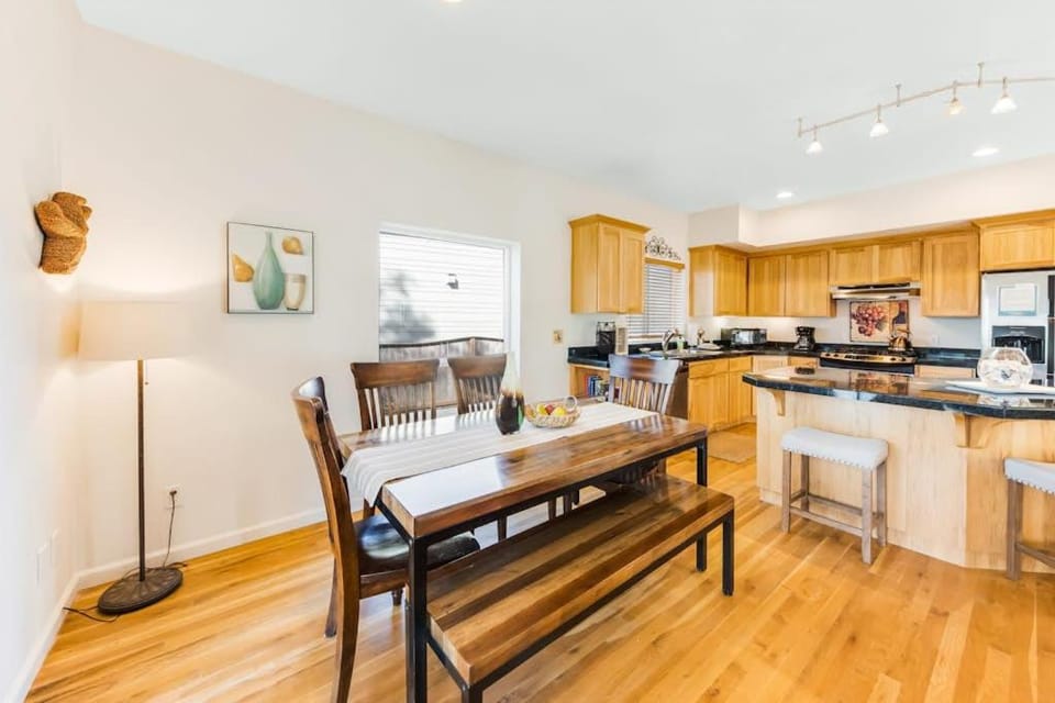 Beautiful Home with Ocean and Yaquina Lighthouse Views - Walk to the Beach House in Newport