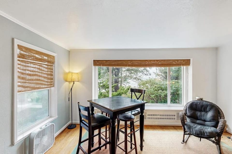 Historic Waterfront Home with Private Hot Tub - Dogs Welcome House in Newport