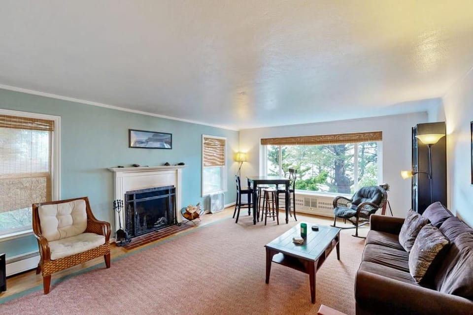 Historic Waterfront Home with Private Hot Tub - Dogs Welcome House in Newport