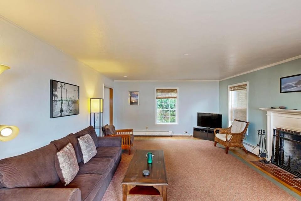 Historic Waterfront Home with Private Hot Tub - Dogs Welcome House in Newport