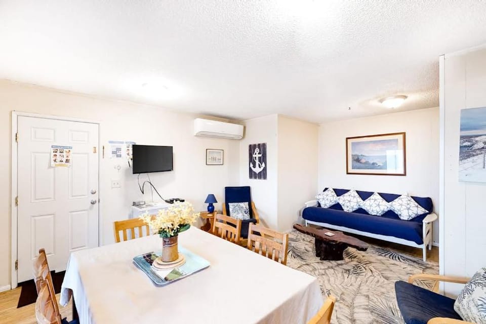 Ocean-view lower-level duplex across street from beach - dog-friendly House in Newport