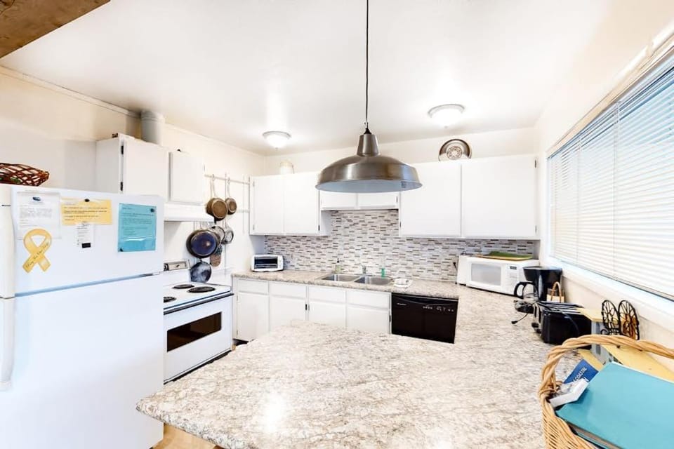 Ocean-view lower-level duplex across street from beach - dog-friendly House in Newport