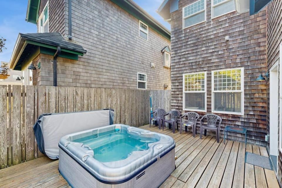 Side-by-side ocean-view homes with hot tubs & fireplaces - 1 block to beach House in Newport
